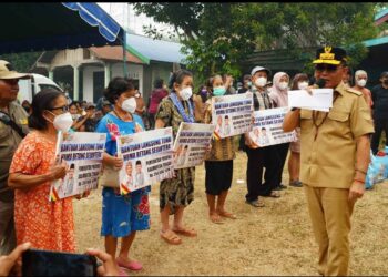 KHBS Disalurkan, Gubernur Agustiar Pastikan Warga Terdampak Karhutla Terbantu