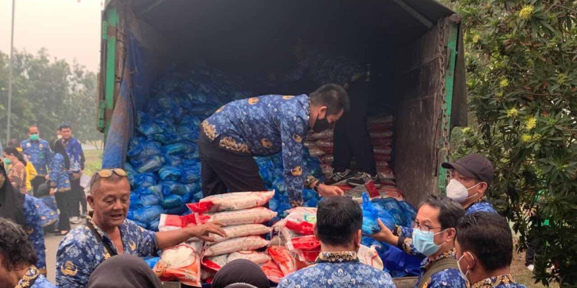 PNS Golongan I-II, PPPK dan Outsourcing Dapat Paket Sembako dari Gubernur Agustiar