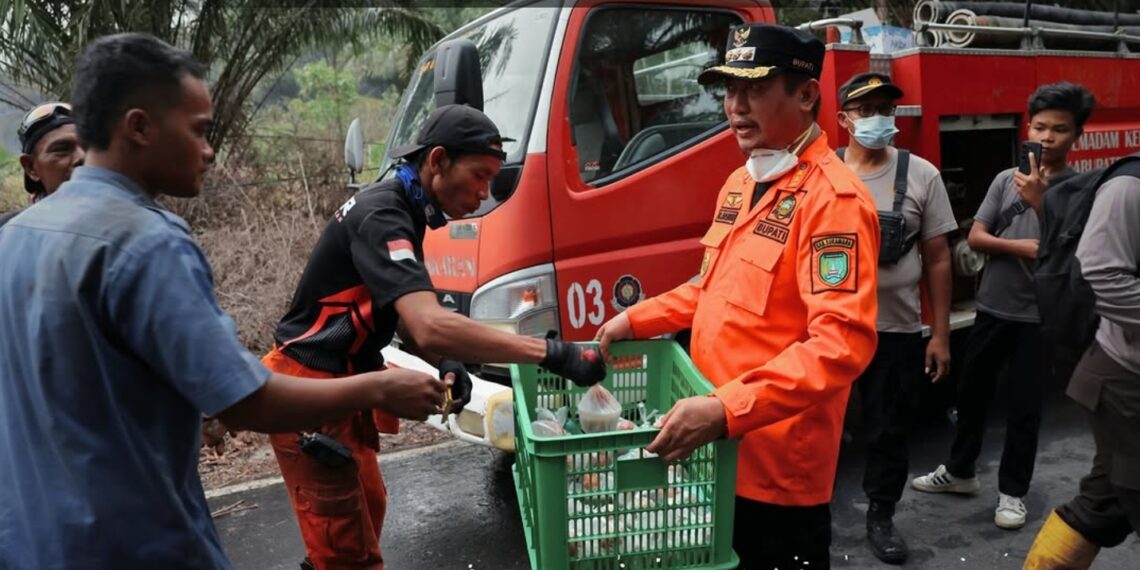 Bupati Masduki Bagikan Makanan untuk Personel Satgas Karhutla Sukamara