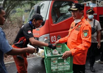 Bupati Masduki Bagikan Makanan untuk Personel Satgas Karhutla Sukamara
