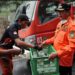 Bupati Masduki Bagikan Makanan untuk Personel Satgas Karhutla Sukamara