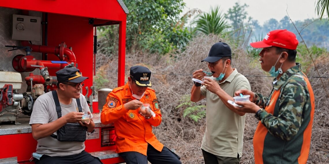 Bupati Masduki Bagikan Makanan untuk Personel Satgas Karhutla Sukamara
