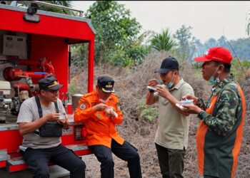 Bupati Masduki Bagikan Makanan untuk Personel Satgas Karhutla Sukamara