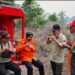 Bupati Masduki Bagikan Makanan untuk Personel Satgas Karhutla Sukamara