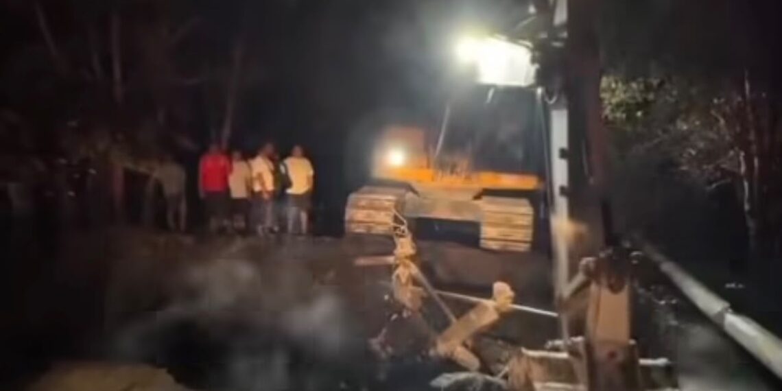 Bupati Sukamara Tinjau Jembatan Damar yang Rusak Akibat Kebakaran