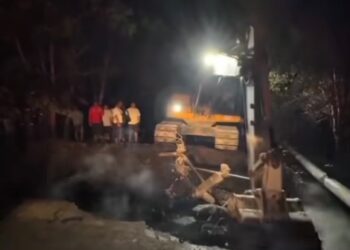 Bupati Sukamara Tinjau Jembatan Damar yang Rusak Akibat Kebakaran