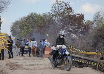 Bupati Masduki Sapa Siswa SDN Laman, Bagikan Susu dan Masker