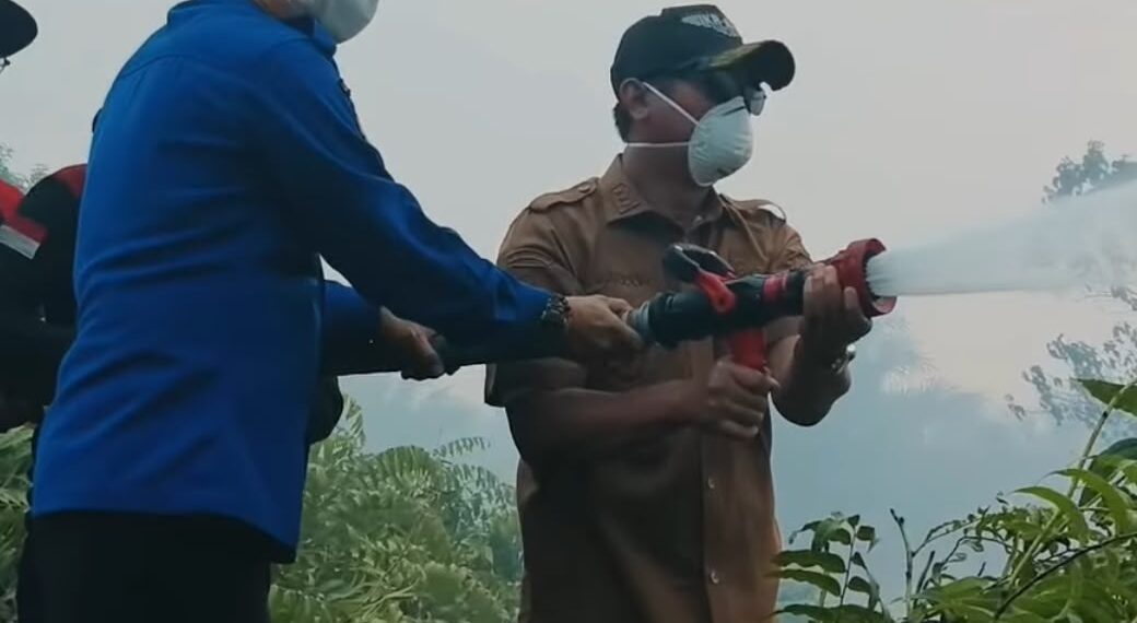 Bupati Masduki Sapa Siswa SDN Laman, Bagikan Susu dan Masker