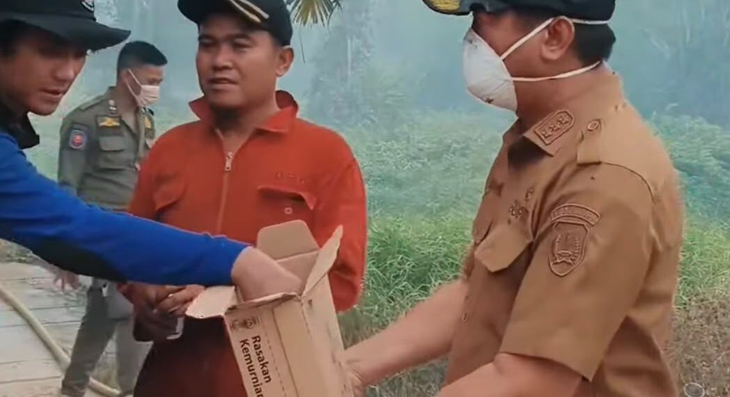 Bupati Masduki Sapa Siswa SDN Laman, Bagikan Susu dan Masker