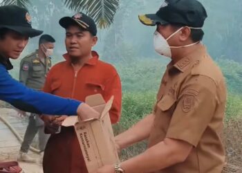 Bupati Masduki Sapa Siswa SDN Laman, Bagikan Susu dan Masker