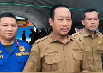 Bupati Masduki Sapa Siswa SDN Laman, Bagikan Susu dan Masker