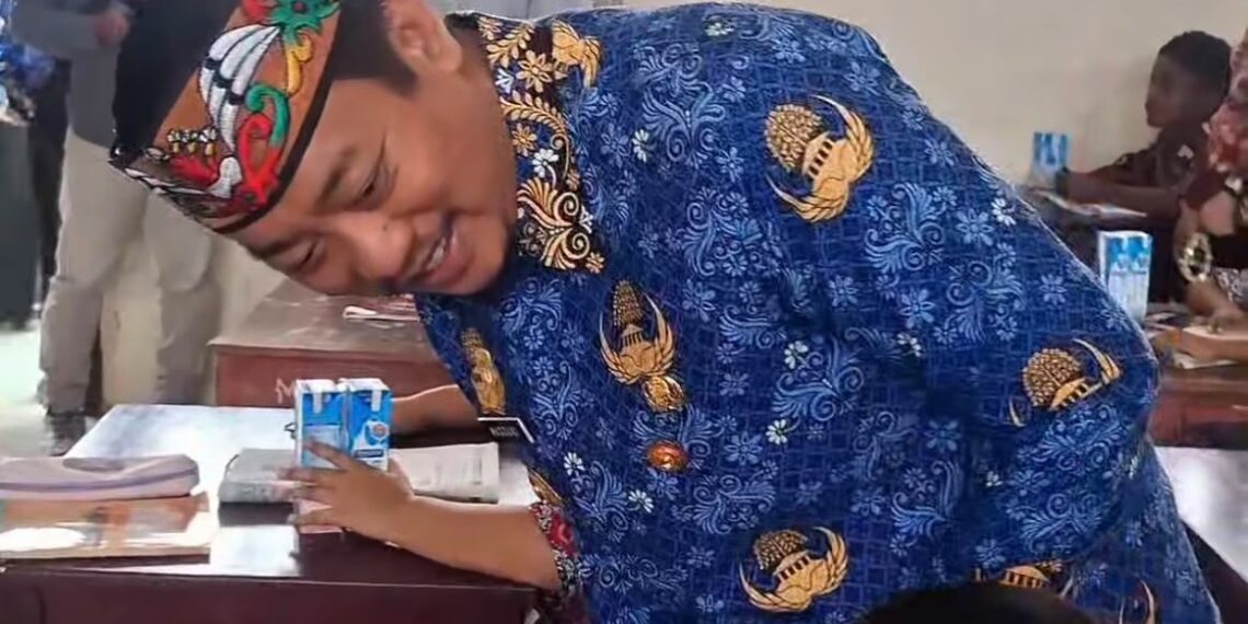 Bupati Masduki Sapa Siswa SDN Laman, Bagikan Susu dan Masker
