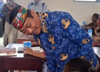 Bupati Masduki Sapa Siswa SDN Laman, Bagikan Susu dan Masker