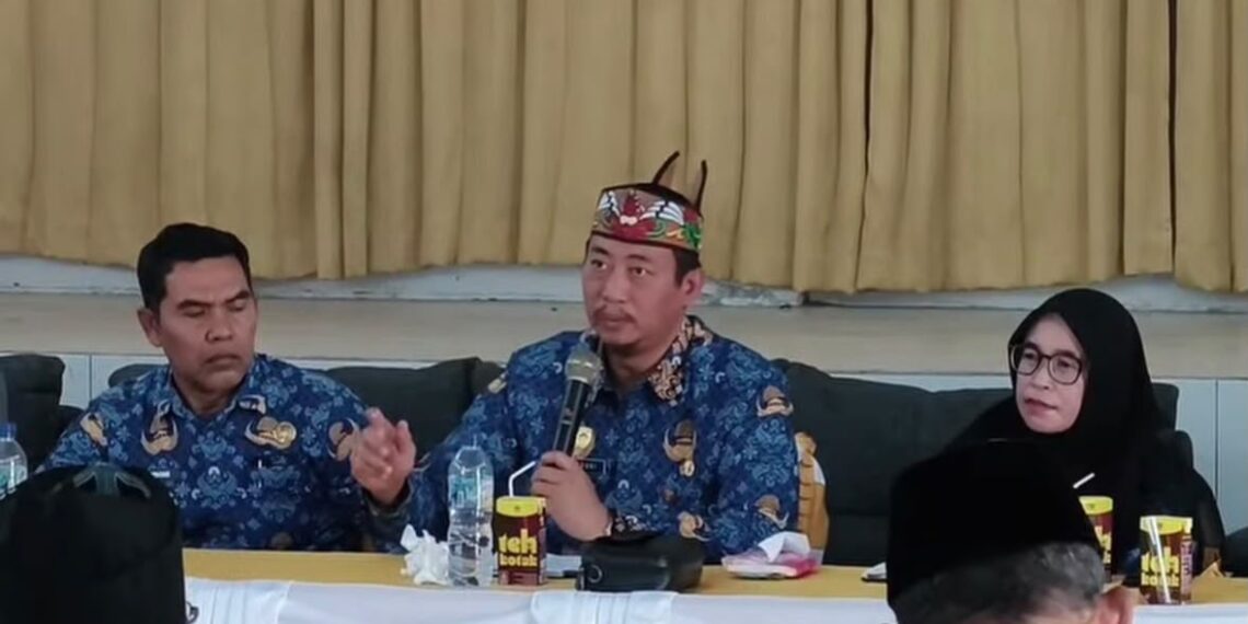 Bupati Masduki Sapa Siswa SDN Laman, Bagikan Susu dan Masker