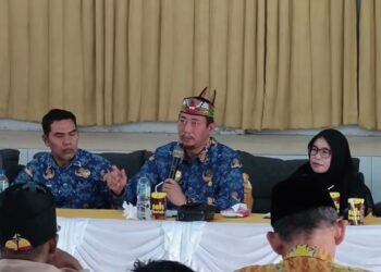 Bupati Masduki Sapa Siswa SDN Laman, Bagikan Susu dan Masker
