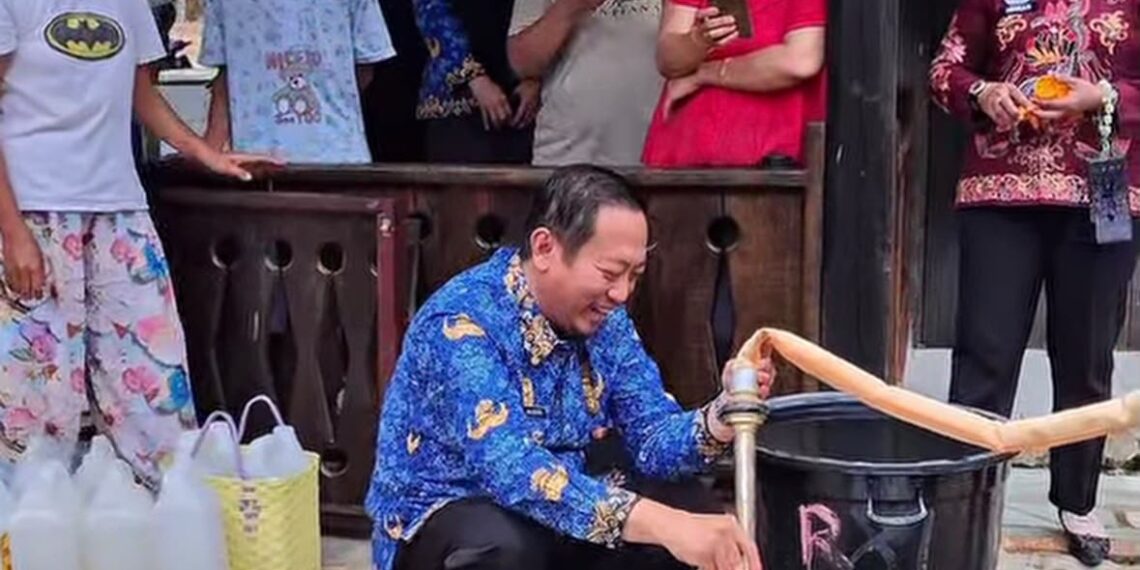 Bupati Masduki Sapa Siswa SDN Laman, Bagikan Susu dan Masker