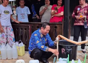 Bupati Masduki Sapa Siswa SDN Laman, Bagikan Susu dan Masker