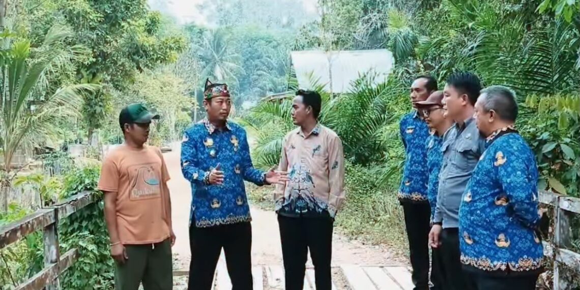 Bupati Masduki Tinjau Jalan dan Jembatan Desa Kenawan, Siapkan Peningkatan Infrastruktur