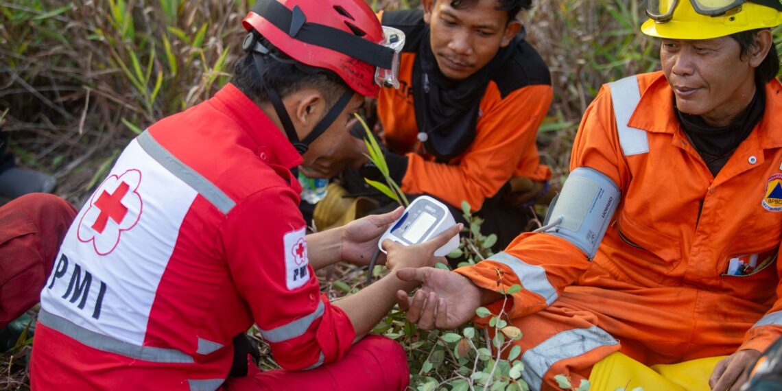 PMI Kobar Backup Medis Tim Karhutla, Warga yang Terdampak Juga Dapat Layanan