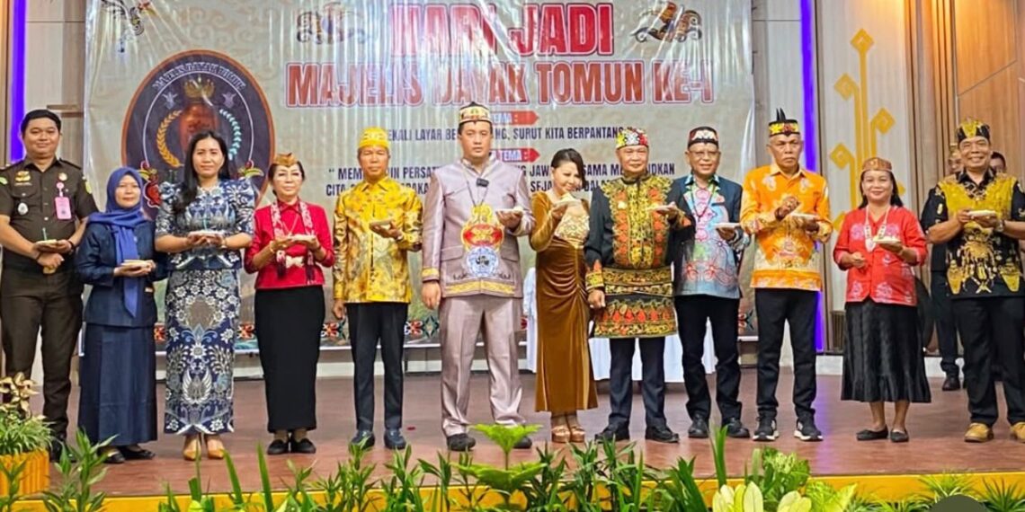 Wabup Nur Effendi Hadiri HUT ke-1 Majelis Dayak Tomun di Nanga Bulik