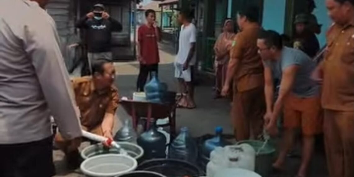 Warga Sukamara Terima Bantuan Air Bersih Gratis di Tengah Musim Kemarau