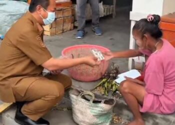Kabut Asap Makin Pekat, Pedagang dan Warga Pasar Saik Sukamara Terima Masker hingga Vitamin