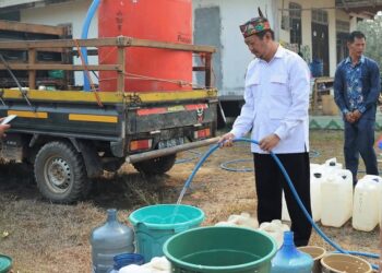 Kemarau, Bupati Sukamara Salurkan Bantuan Air Bersih untuk Warga Desa Pempaning