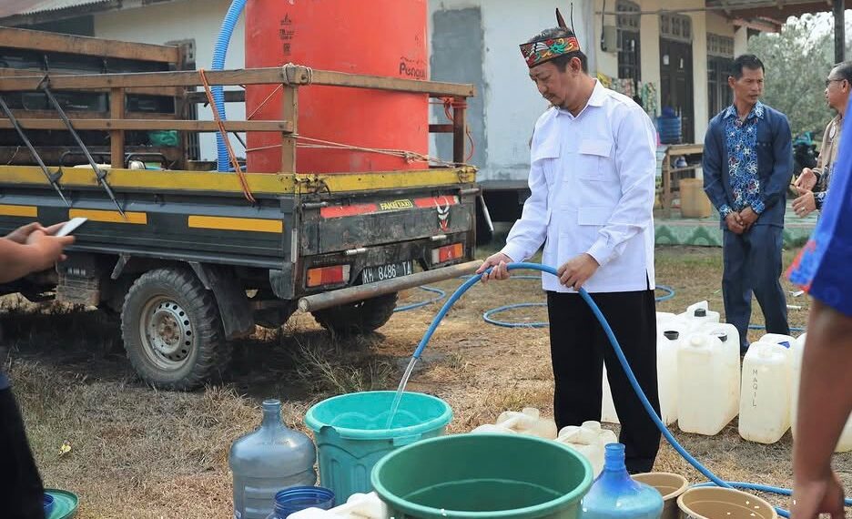 Kemarau, Bupati Sukamara Salurkan Bantuan Air Bersih untuk Warga Desa Pempaning