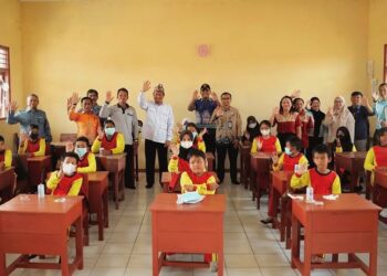Bupati Sukamara Bagikan Susu dan Masker kepada Siswa SDN Pempaning