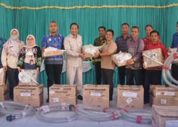 Pemkab Sukamara Serahkan Bantuan Alat Pemadam Karhutla untuk Desa di Balai Riam