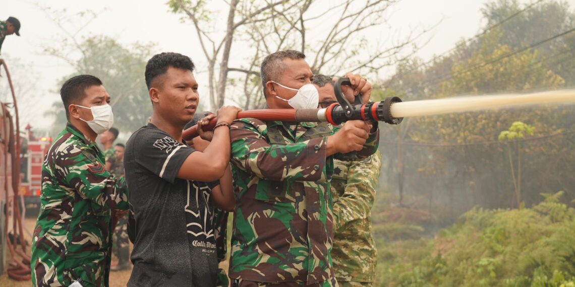 Kasdam XXII/TB Turun Langsung Penanganan Karhutla di KM 21 Palangka Raya