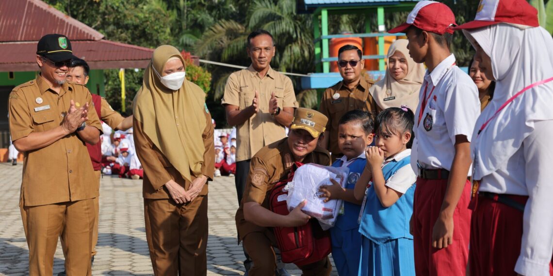 Hari Pertama Sekolah, Bupati Masduki Tegaskan Komitmen Cegah Anak Putus Sekolah