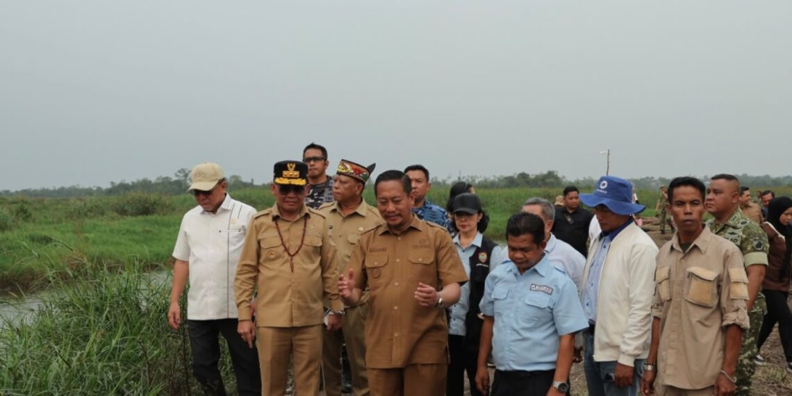 Bupati Sukamara Bersama Gubernur Kalteng Tinjau Jalan Perbatasan Kalteng-Kalbar