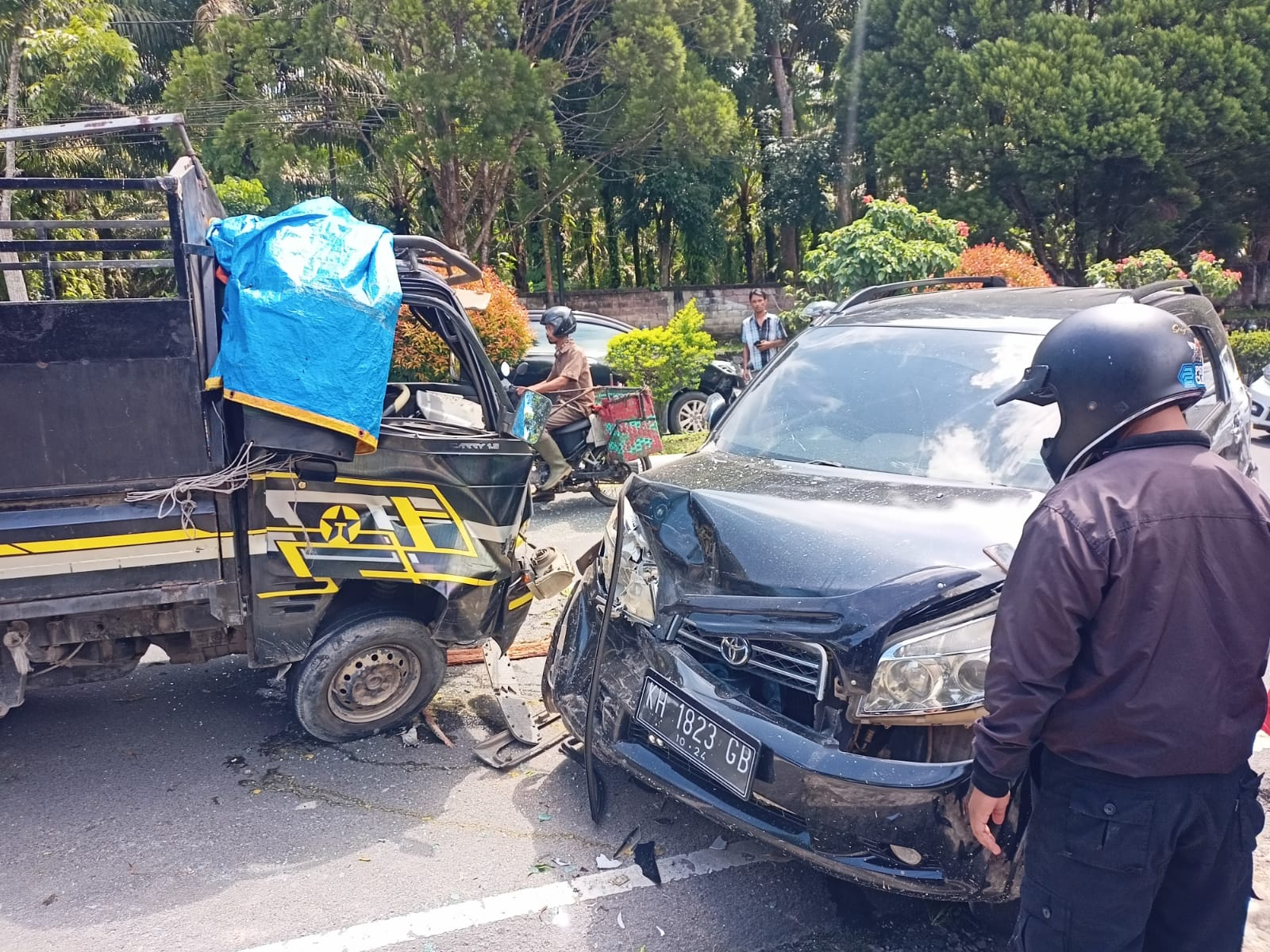 Lompati Plangson, Mobil Pikap Adu Banteng dengan Rush di Pangkalan Bun
