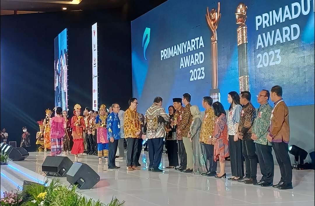 Pj Bupati Budi Santosa Menerima Penghargaan Primaniyarta 2023