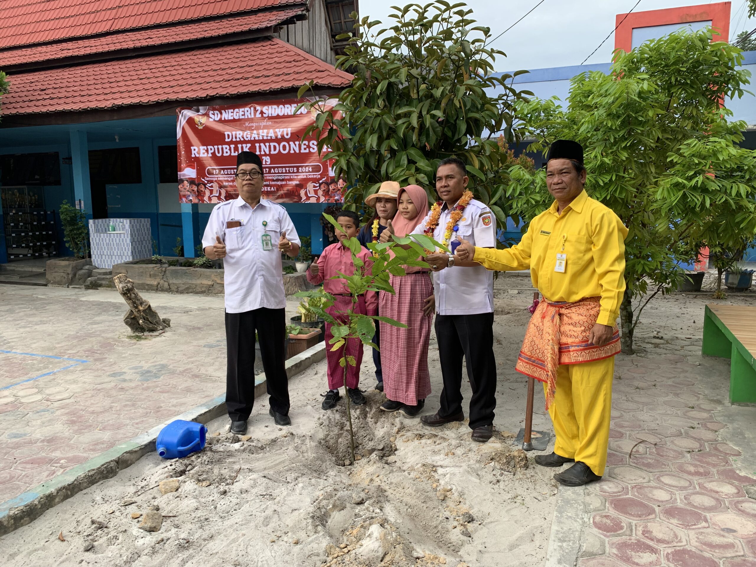 Menuju Sekolah Adiwiyata Mandiri, SDN 2 Sidorejo Tanam Pohon