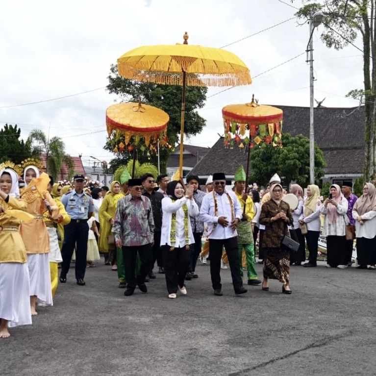 Bupati dan Wakil Bupati Kotawaringin Barat Tiba di Pangkalan Bun, Disambut Meriah