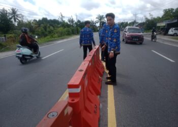 Dishub Bersama BPTD Pasang Water Barrier di Titik Rawan Kecelakaan di Palangka Raya
